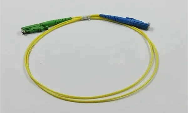 Fiberoptisk E2000 bygelkablar