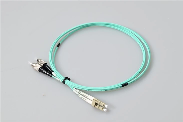 LC UPC till FC UPC OM3 Multimode Duplex Patch-kabel – G657A1 Böjokänslig, 10 mm Min. Böjradie, 2,0 mm LSZH