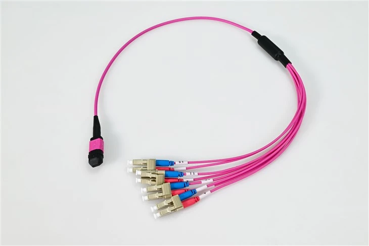 Fiberoptisk patchkabel LC till MPO 8 kärna 3,0 mm OM4